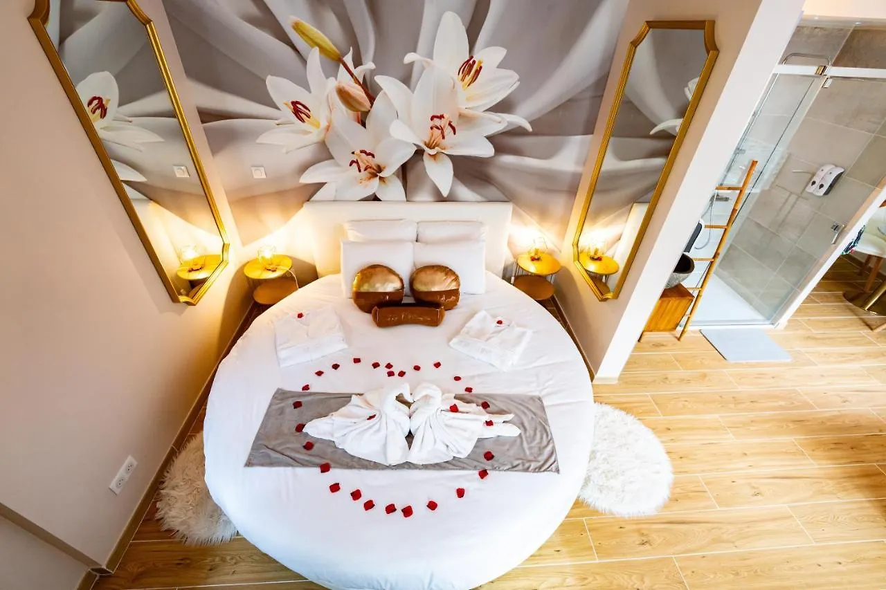 Studio Romantique Jacuzzi Ou Spa Balneo Privatif Et Jardin Au Temps Des Cerises La Ciotat France
