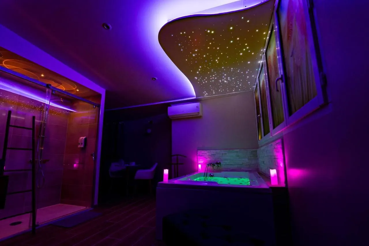 Studio Romantique Jacuzzi Ou Spa Balneo Privatif Et Jardin Au Temps Des Cerises La Ciotat Guest house