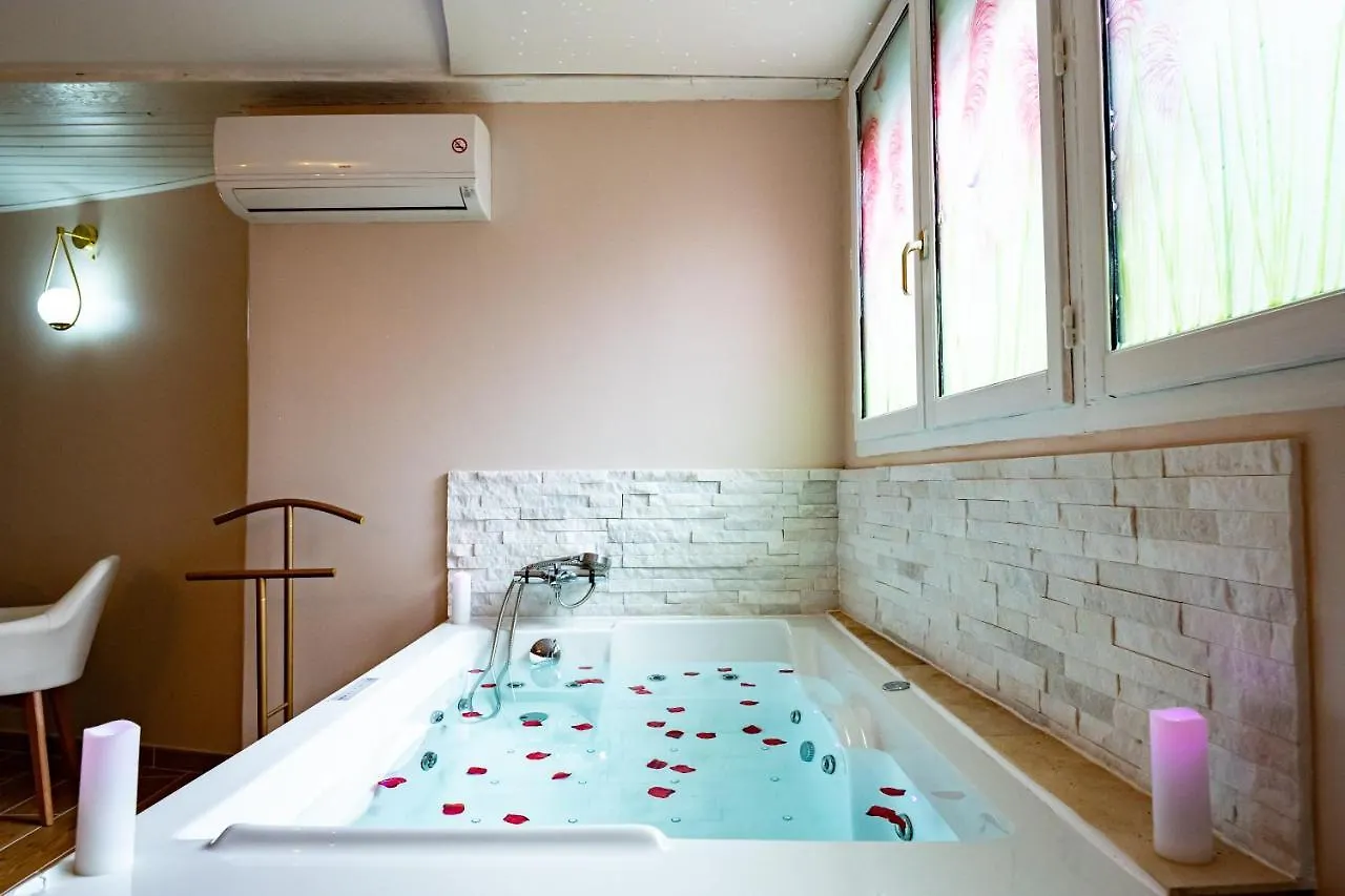 Studio Romantique Jacuzzi Ou Spa Balneo Privatif Et Jardin Au Temps Des Cerises La Ciotat