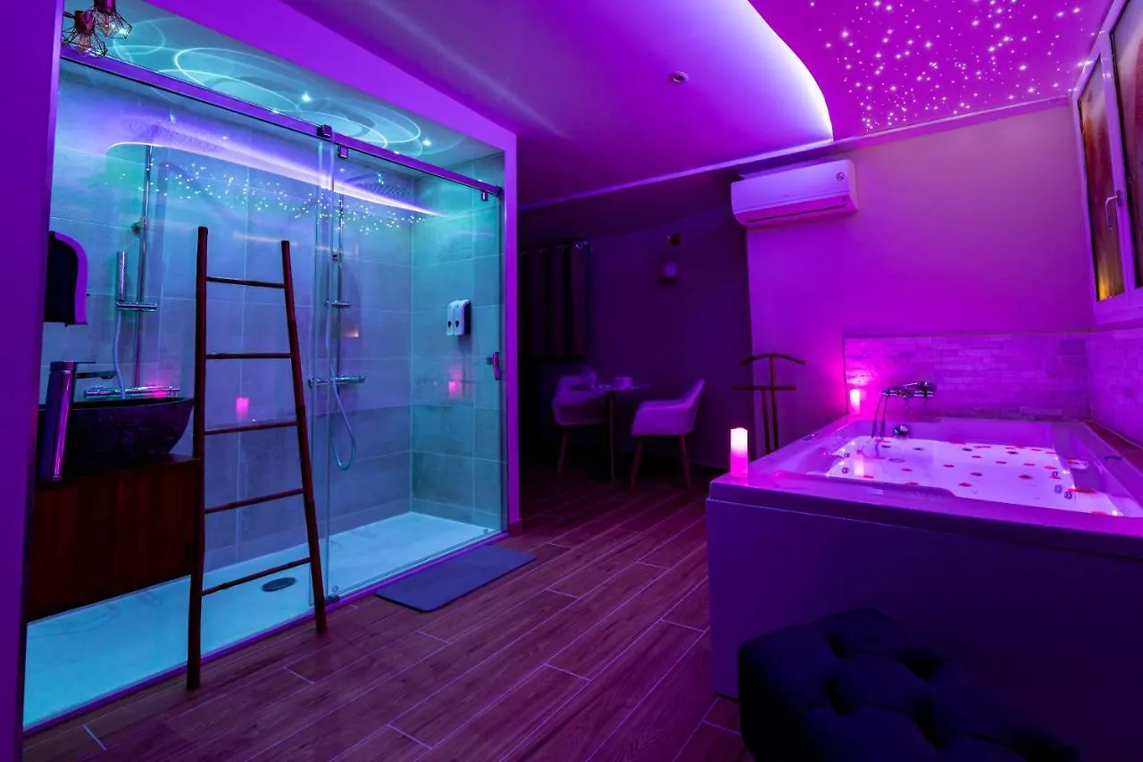 Studio Romantique Jacuzzi Ou Spa Balneo Privatif Et Jardin Au Temps Des Cerises La Ciotat 0*,  France