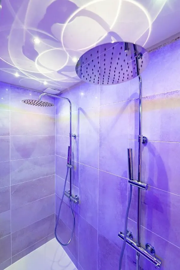 Studio Romantique Jacuzzi Ou Spa Balneo Privatif Et Jardin Au Temps Des Cerises La Ciotat