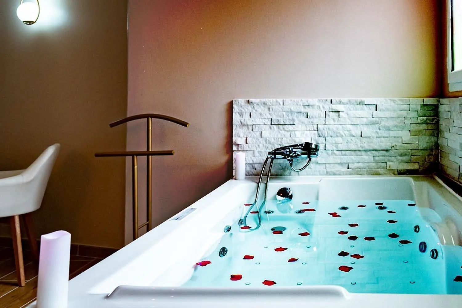 Studio Romantique Jacuzzi Ou Spa Balneo Privatif Et Jardin Au Temps Des Cerises La Ciotat 0*,