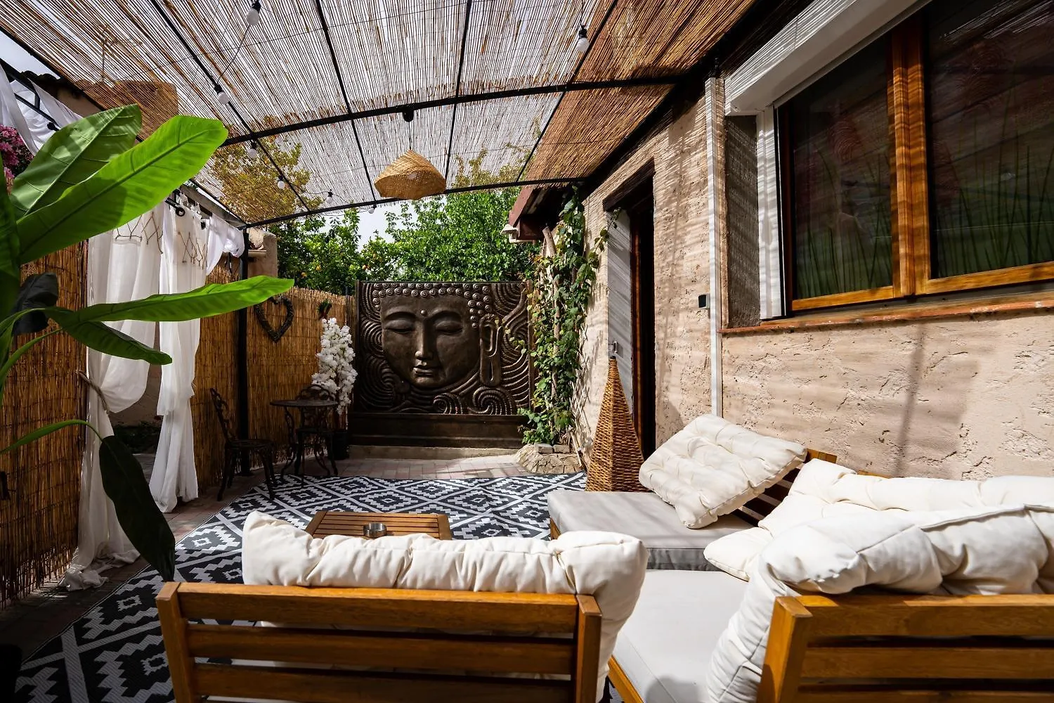 Studio Romantique Jacuzzi Ou Spa Balneo Privatif Et Jardin Au Temps Des Cerises La Ciotat
