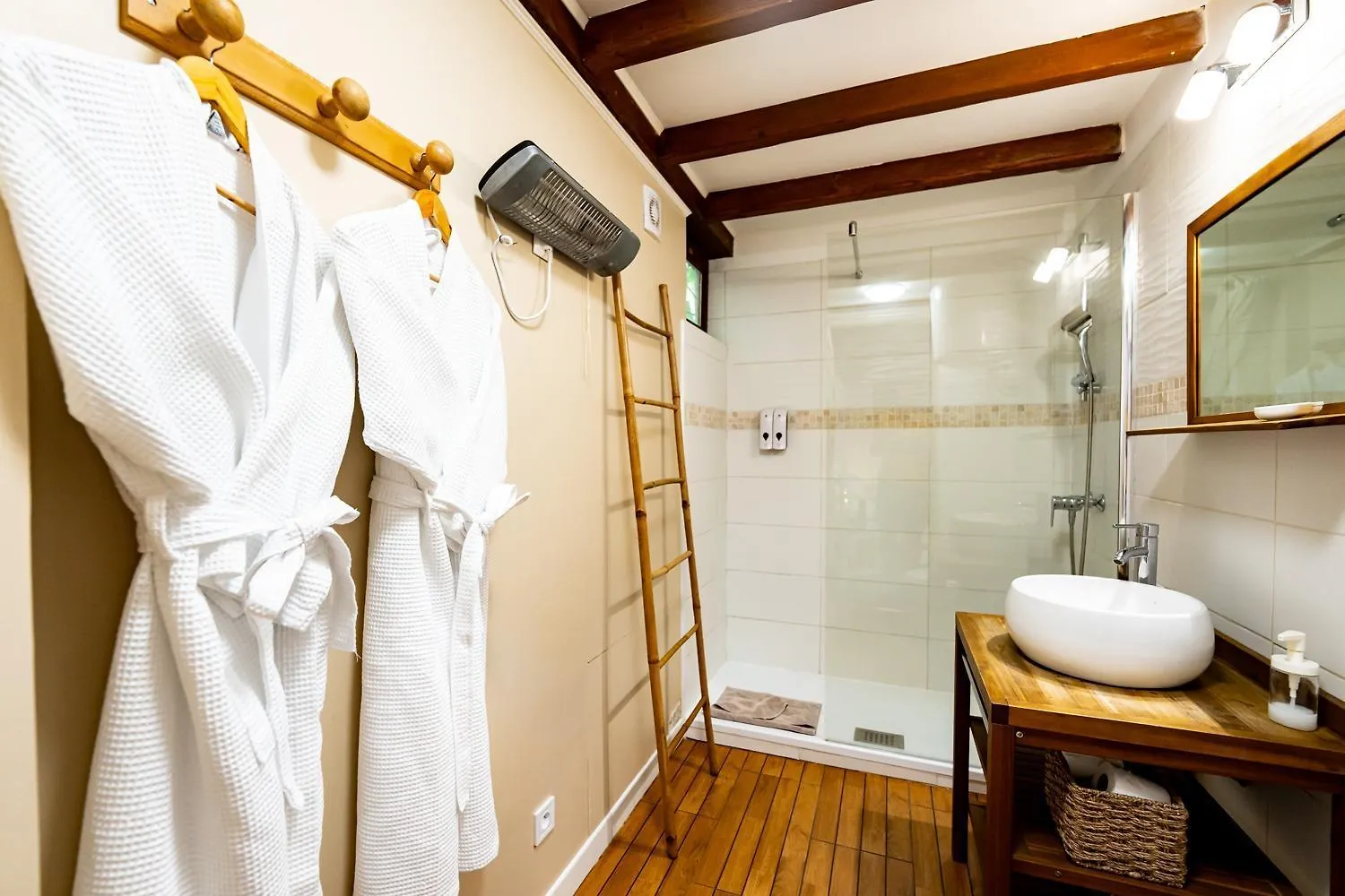 Guest house Studio Romantique Jacuzzi Ou Spa Balneo Privatif Et Jardin Au Temps Des Cerises La Ciotat