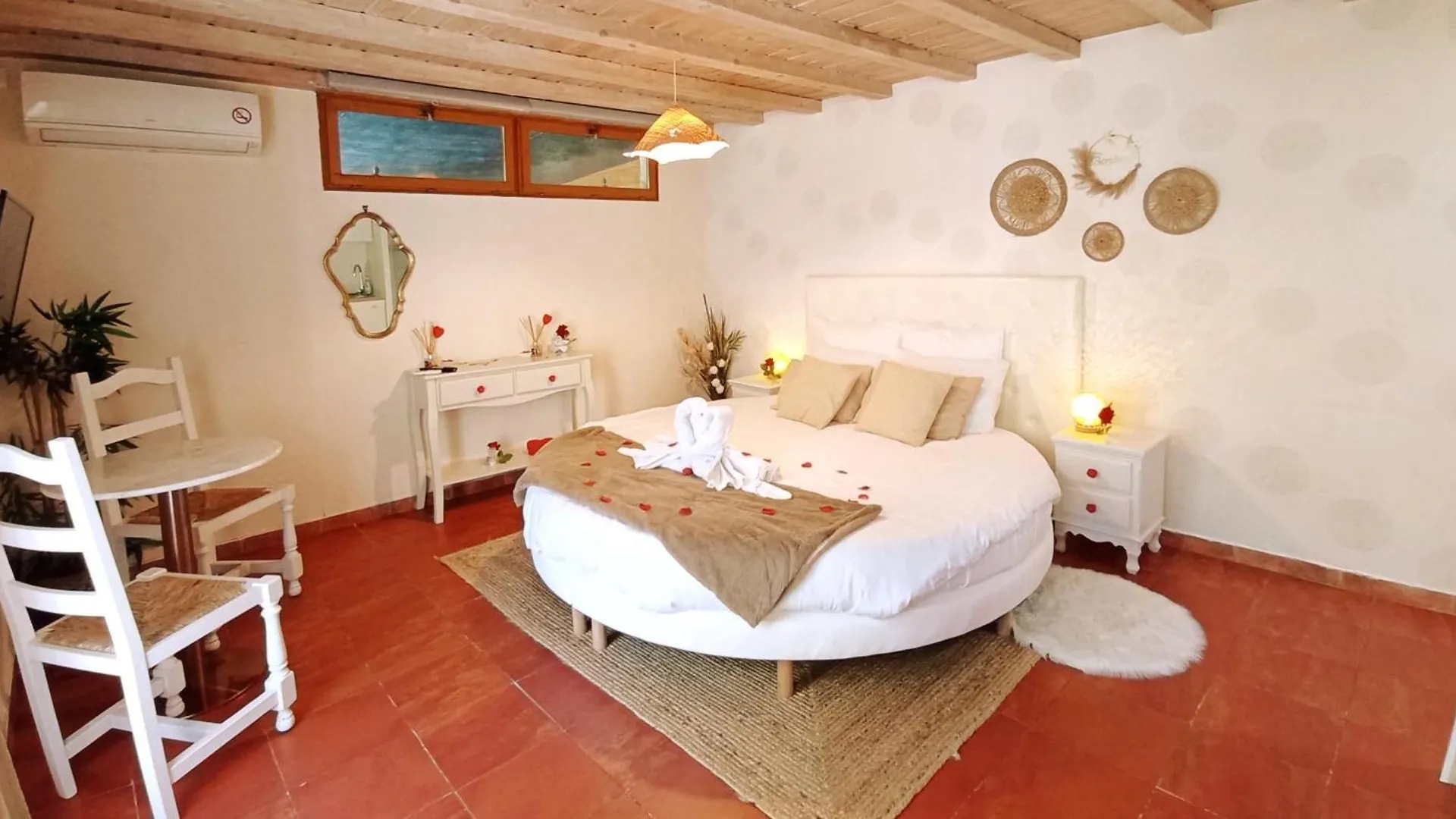 Studio Romantique Jacuzzi Ou Spa Balneo Privatif Et Jardin Au Temps Des Cerises La Ciotat