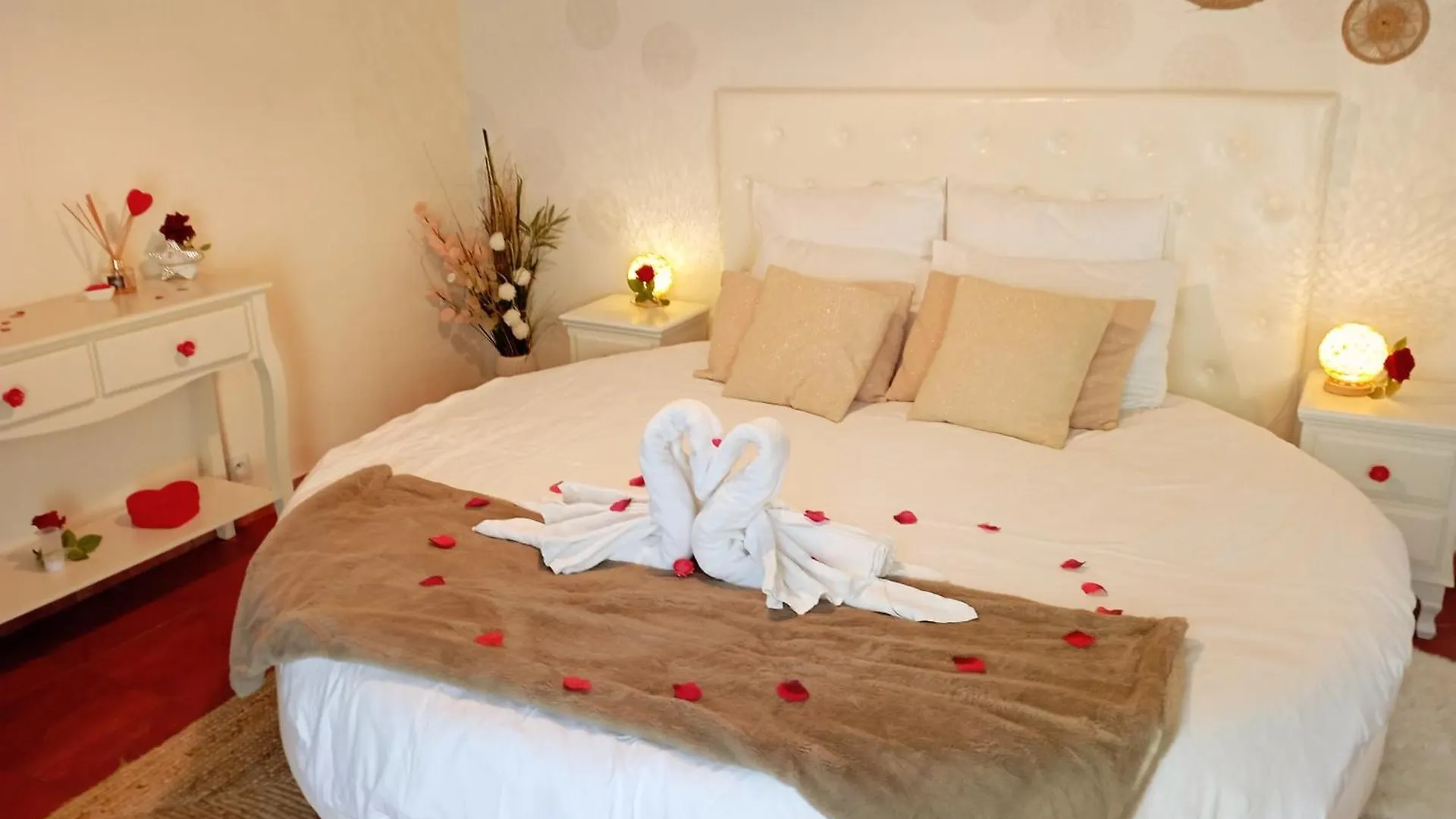 Guest house Studio Romantique Jacuzzi Ou Spa Balneo Privatif Et Jardin Au Temps Des Cerises La Ciotat