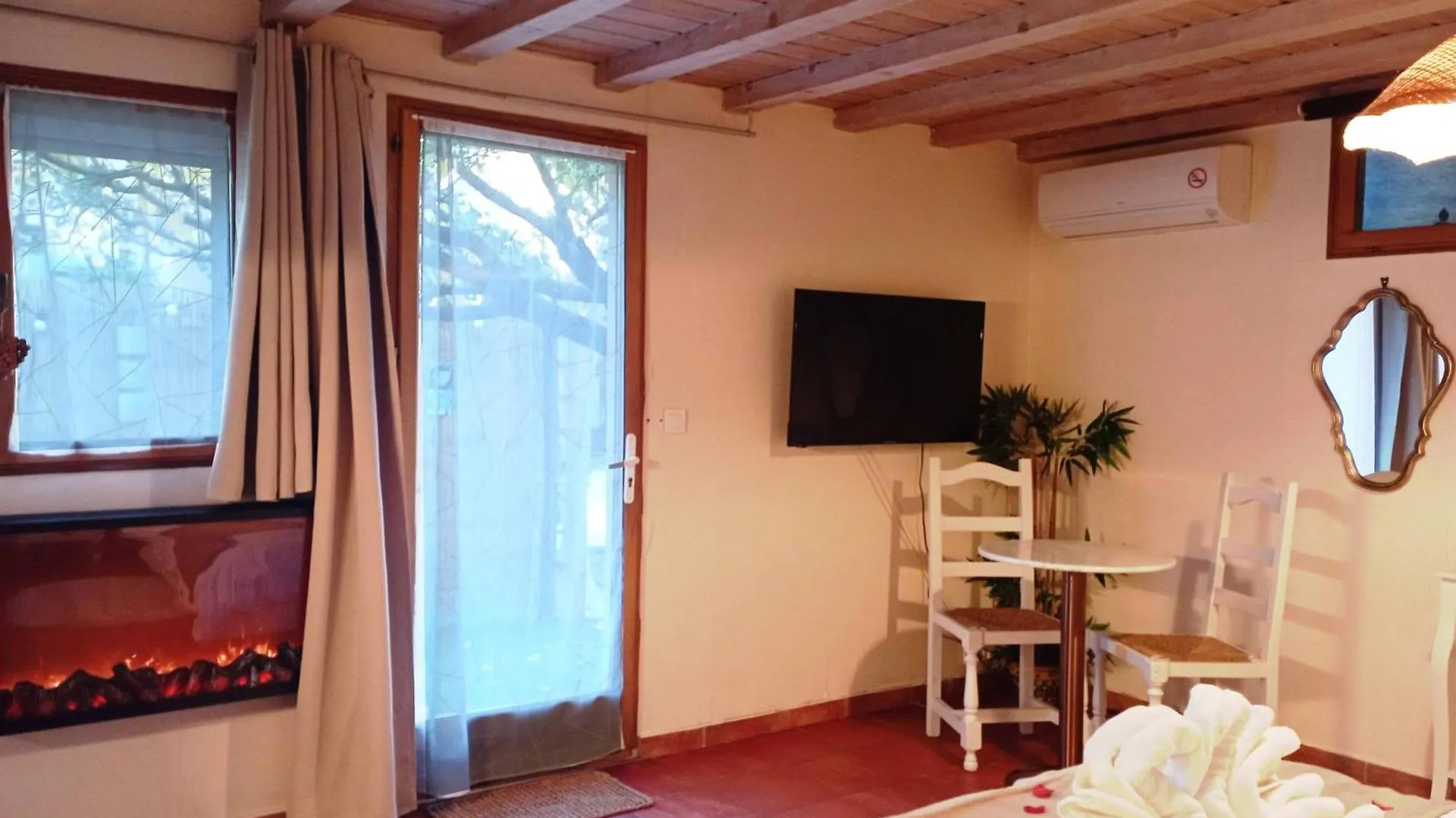 Studio Romantique Jacuzzi Ou Spa Balneo Privatif Et Jardin Au Temps Des Cerises La Ciotat France