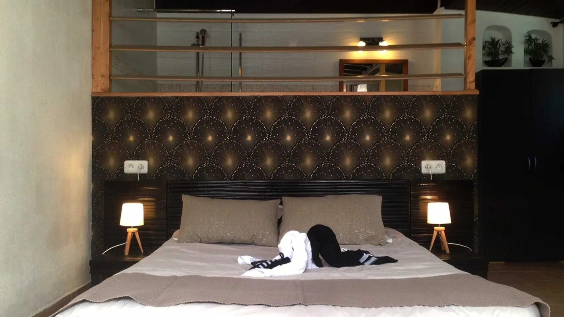 Studio Romantique Jacuzzi Ou Spa Balneo Privatif Et Jardin Au Temps Des Cerises La Ciotat Hotel Guest house