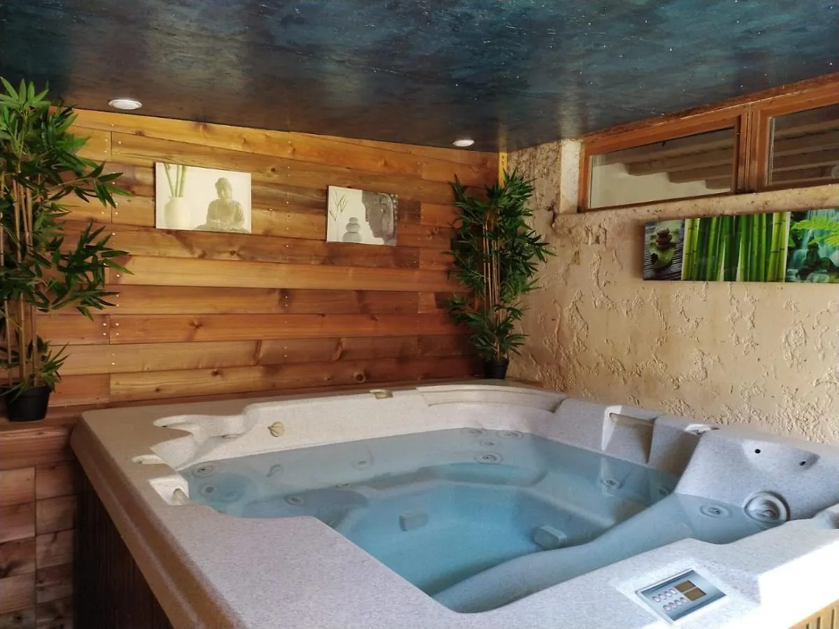 Studio Romantique Jacuzzi Ou Spa Balneo Privatif Et Jardin Au Temps Des Cerises La Ciotat Hotel Guest house