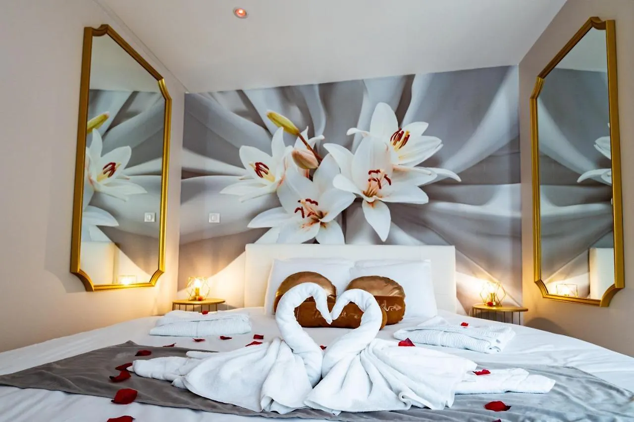 Studio Romantique Jacuzzi Ou Spa Balneo Privatif Et Jardin Au Temps Des Cerises La Ciotat Hotel 0*,  France