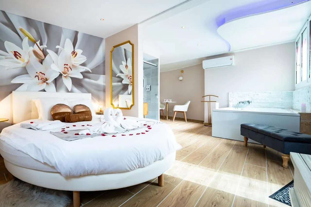 Guest house Studio Romantique Jacuzzi Ou Spa Balneo Privatif Et Jardin Au Temps Des Cerises La Ciotat Hotel