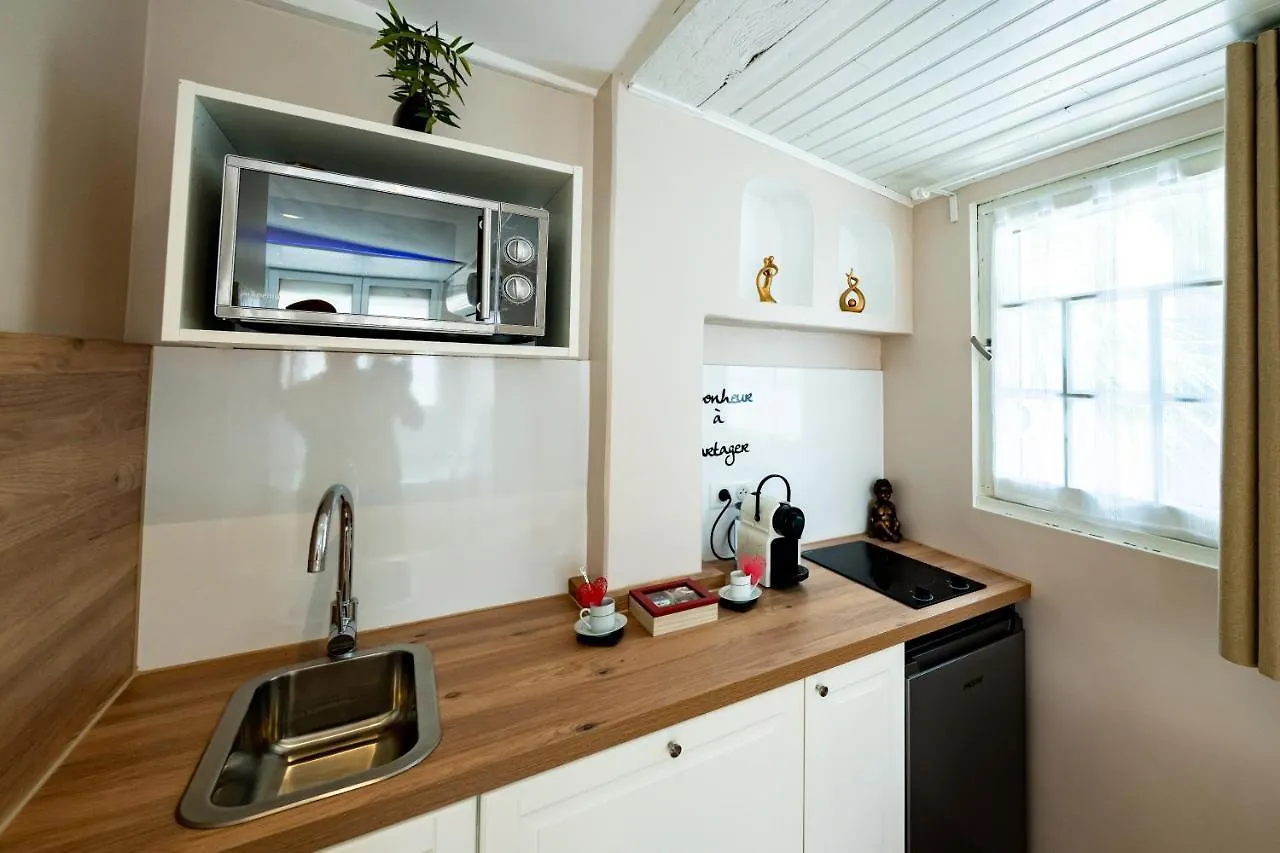 Guest house Studio Romantique Jacuzzi Ou Spa Balneo Privatif Et Jardin Au Temps Des Cerises La Ciotat Hotel