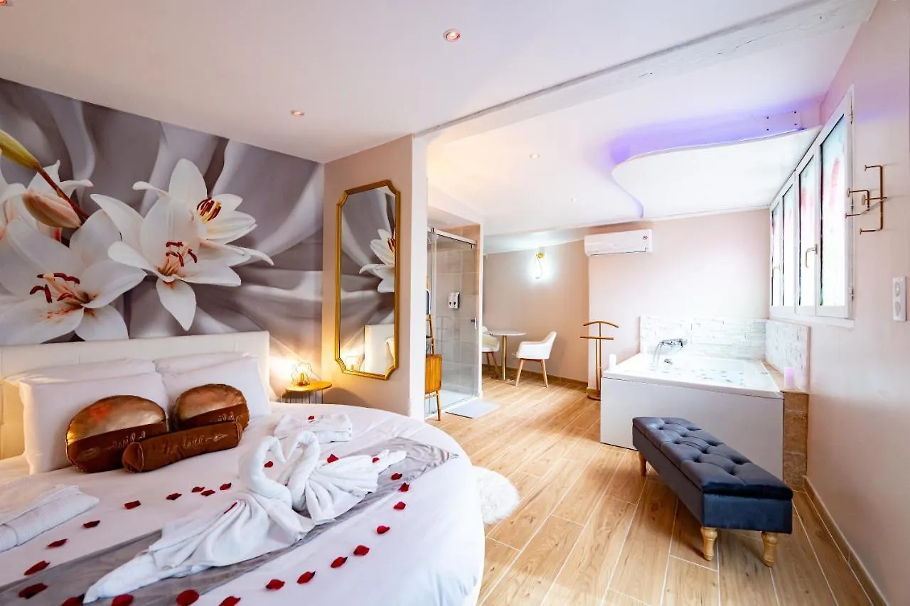 Guest house Studio Romantique Jacuzzi Ou Spa Balneo Privatif Et Jardin Au Temps Des Cerises La Ciotat Hotel