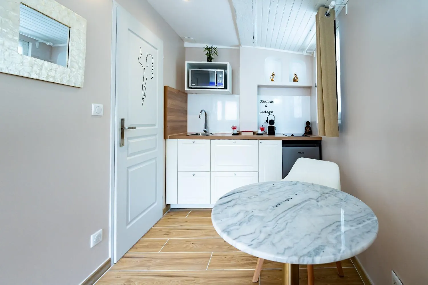 Studio Romantique Jacuzzi Ou Spa Balneo Privatif Et Jardin Au Temps Des Cerises La Ciotat Hotel 0*,