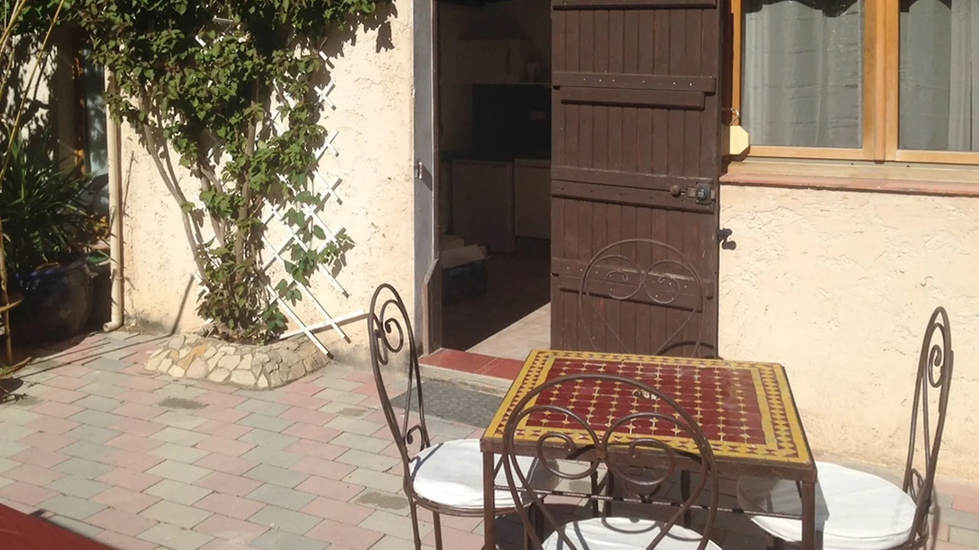 Guest house Studio Romantique Jacuzzi Ou Spa Balneo Privatif Et Jardin Au Temps Des Cerises La Ciotat Hotel France