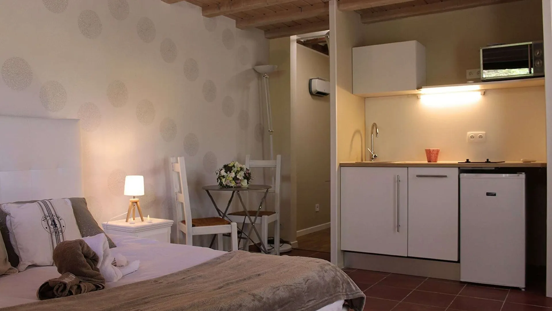 Guest house Studio Romantique Jacuzzi Ou Spa Balneo Privatif Et Jardin Au Temps Des Cerises La Ciotat Hotel